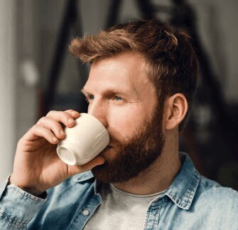 man som dricker en kopp kaffe