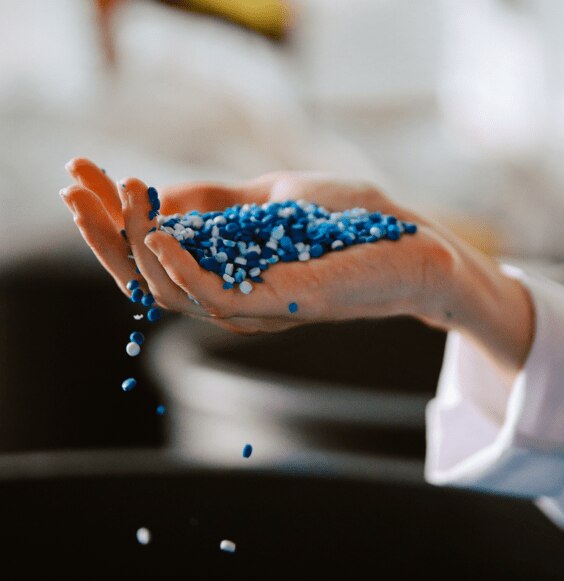 Hand som håller i återvunnen plast